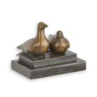 Bronzetierfigur Tauben auf Sockel, A BRONZE SCULPTURE OF A PAIR OF PIGEONS