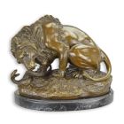 Bronzefigur Löwe mit Schlange, A BRONZE SCULPTURE OF A LION AND SERPENT