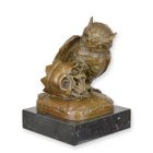 Bronzetierfigur Eule mit Schädel, Eulenfigur, A BRONZE SCULPTURE OF AN OWL AND SKULL