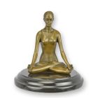 Bronzefigur meditierende Frau, H. 13,4 cm, Frauenfigur, Dekofigur, A BRONZE SCULPTURE OF A MEDITATING WOMAN