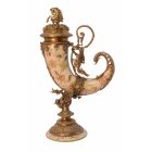 Porzellan-Füllhorn mit Bronzeanteilen, A BRONZE MOUNTED PORCELAIN CORNUCOPIA HORN
