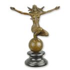 Bronzefigur nackte Frau auf Weltkugel, Höhe 25,3 cm, Frauenakt, "Mutter Erde", A BRONZE SCULPTURE OF A WOMAN ON TOP OF THE WORLD