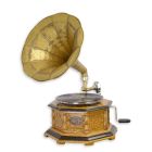 Grammophon mit Schnitzereien, A CARVED OCTAGONAL GRAMAPHONE