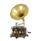 Grammophon mit Messinganteilen, A BRASS MOUNTED OCTAGONAL GRAMAPHONE