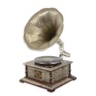 Grammophon mit Messinganteilen, A BRASS MOUNTED SQUARE GRAMOPHONE