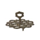 Gusseisen-Eierhalter, A CAST IRON EGG STAND