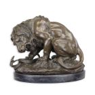 Bronzefigur Löwe mit Schlange, A BRONZE SCULPTURE OF A LION AND SERPENT