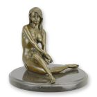 Bronzefigur weiblicher Akt, A BRONZE SCULPTURE OF A SITTING NUDE