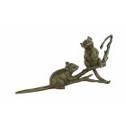 Bronzetierfigur zwei Mäuse, Mausfigur, A BRONZE SCULPTURE OF TWO MICE ON A BRANCH