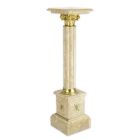 Cremefarbene Marmorsäule mit goldenen Verzierungen, A MARBLE COLUMN - CREME