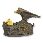 Mehrfarbige Gusseisen-Spardose Adlernest, mechanisch, A CAST IRON EAGLE FEEDING HER EAGLETS MECHANICAL BANK