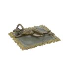 Bronzefigur weiblicher Akt, A BRONZE SCULPTURE OF A FEMALE NUDE ON CARPET