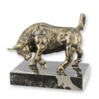 Gusseisen-Tierfigur Stier auf Marmorsockel, A CAST IRON BULL ON MARBLE BASE