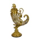 Porzellandekoration Füllhorn mit Bronzeanteilen, A BRONZE MOUNTED PORCELAIN CORNUCOPIA HORN