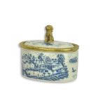 Porzellandose mit Bronzeanteilen, A BRONZE MOUNTED PORCELAIN BOX AND COVER