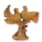 Gusseisentierfigur Tauben auf Ast, rostfarben, A RUSTY CAST IRON FIGURINE OF A PAIR OF PIGEONS ON BRANCH