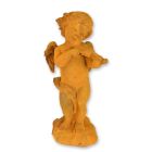 Gusseisenfigur Putte, rostfarben, A RUSTY CAST IRON FIGURINE OF A PUTTO PLAYING VIOLIN