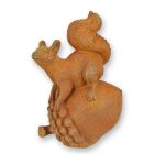 Gusseisentierfigur Eichhörnchen, rostfarben, A RUSTY CAST IRON FIGURINE OF A SQUIRREL ON AN ACORN