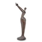 Moderne Bronzefigur Frau mit Vogel, A MODERNIST BRONZE SCULPTURE OF A WOMAN RELEASING A BIRD