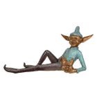 Bronzefigur ruhender Kobold, Länge 104 cm, Koboldfigur, Bronzekobold, Gartenfigur, Gnom, Wichtel, Zwerg, A BRONZE SCULPTURE OF A RECLINING GOBLIN HOLDING A MASK