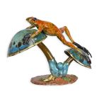 Bronzefigur Frosch auf Pilz, mehrfarbig, Froschfigur, Bronzefrosch, Gartenfigur, Tierfigur, A BRONZE SCULPTURE OF A FROG JUMPING OVER A MUSHROOM