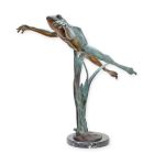 Bronzebrunnenfigur Frosch, freistehend, figürlich, Brunnenfigur, Standbrunnen, Gartenbrunnen, Brunnen, Fontäne, Wasserspiel, Wasserspeier, A BRONZE JUMPING FROG FOUNTAIN