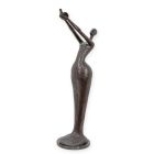 Moderne Bronzefigur Frau mit Vogel in den Händen, A MOERNIST BRONZE SCULPTURE OF A WOMAN HOLDIGN A BIRD