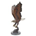 Bronzefigur fischender Adler, Adlerfigur, Bronzeadler, Gartenfigur, Tierfigur, A BRONZE SCULPTURE OF AN EAGLE FISHING FOR SALMON