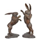 Bronzetierfigur zwei boxende Hasen, Höhe 89 cm, Hasenfigur, Bronzehase, Tierfigur, Gartenfigur, A PAIR OF BRONZE BOXING HARES