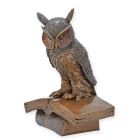 Bronzefigur Eule auf Büchern, H. 47 cm, Gartenfigur, Eulenfigur, Bronzeeule, Dekofigur, A BRONZE SCULPTURE OF THE WISE OWL SITTING ON A BOOK