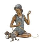 Bronzefigur Mädchen mit Katze, A BRONZE SCULPTURE OF A GIRL WITH CAT