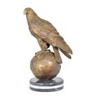 Bronzefigur Adler, der auf einem Globus sitzt, A BRONZE SCULPTURE OF AN EAGLE SITTING ON GLOBE