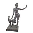 Bronzestatue Diana mit Hirschkuh, Frauenfigur, Mythologiefigur, Bronzefrau, Nacktfigur, Gartenfigur, A BRONZE SCULPTURE OF DIANA WITH DOE