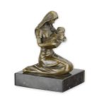 Bronzefigur Mutter mit Kind, A BRONZE SCULPTURE OF A MOTHER AND CHILD