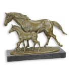 Bronzefigur Pferd mit Fohlen, A BRONZE SCULPTURE OF A HORSE AND COLT