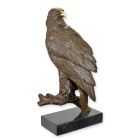 Bronzefigur ruhender Adler, A BRONZE SCULPTURE OF AN EAGLE AT REST