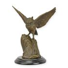 Bronzetierfigur Eule, Eulenfigur, Bronzeeule, Tierfigur, Gartenfigur, Dekofigur, A BRONZE SCULPTURE OF AN OWL SPREADING ITS WINGS