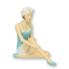 Polyresinfigur Frau im Badeanzug, Retro-Stil, H. 17,1 cm, Dekofigur, A RESIN FIGURINE OF A RETRO BEACH GIRL
