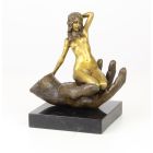 Bronzefigur weiblicher Akt, nackte Frau in Männerhand, A BRONZE SCULPTURE OF A HAND HOLDING A WOMAN