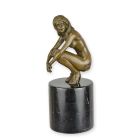 Bronzefigur weiblicher Akt, Nacktfigur, Sammlerfigur, A BRONZE SCULPTURE OF A COWERING NUDE