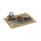 Bronzefigur liegende, nackte Frau auf Teppich, Länge 18 cm, Erotikfigur, Nacktfigur, Frauenerotik, A BRONZE SCULPTURE OF A FEMALE NUDE ON CARPET