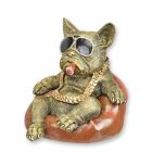 Kunststeinfigur Bulldogge am Strand, Höhe 20 cm, Polyresin, Dekofigur, Hundefigur, Polyresinhund, A RESIN FIGURINE OF A SUN BATHING BULLDOG